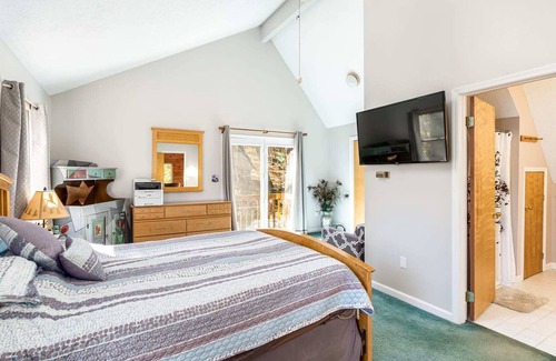 Berkeley Springs Cabin | Private Creek, Huge Deck, Hot Tub at Chalet Cabin