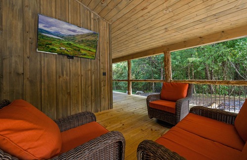 Gatlinburg - Pigeon Forge Cabin | Private Creekside Cabin w/GAMEROOM,FIREPIT & OUTDOOR ENTERTAINMENT AREA