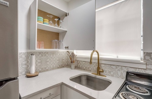 Oak Cliff House | Private Dallas Oasis | Cozy King Bed Guesthouse