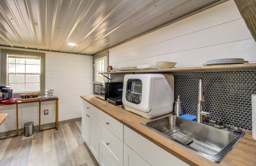 Henagar Apartment | Private Deck: Studio Near Guntersville Lake!