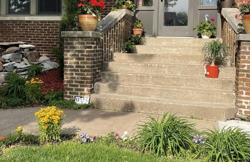 Pella House | Private delightful rooms walk 2 blocks to shop and dine