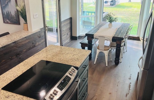 Lone Oak House | Private Dock, Boat Lift, Paddle Boards, Fire Pit - newly remodeled home