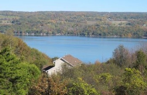 Valois House | PRIVATE DOCK on WINE-TRAIL!!! Superb WiFi &4 acres of privacy on the wine trail!