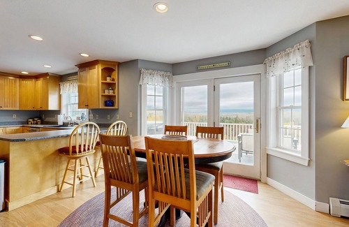 Lancaster House | Private Dog-friendly home: w/hot tub, fireplace, mountain views & trails