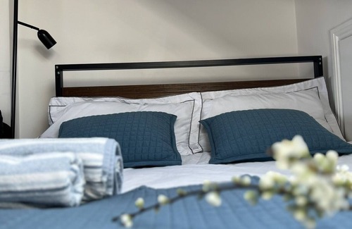 Norwood Green House | Private Double Loft Room with Private Bathroom