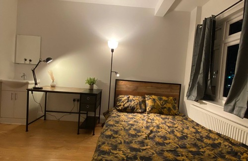 Norwood Green House | Private Double Room Mins To Central w Elizabeth L.