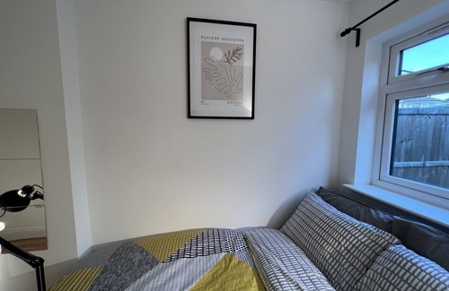 Norwood Green House | Private Double Room Mins To Central w Elizabeth L.