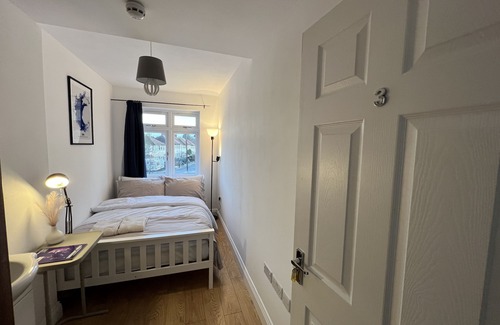 Norwood Green House | Private Double Room Mins To Central w Elizabeth L.