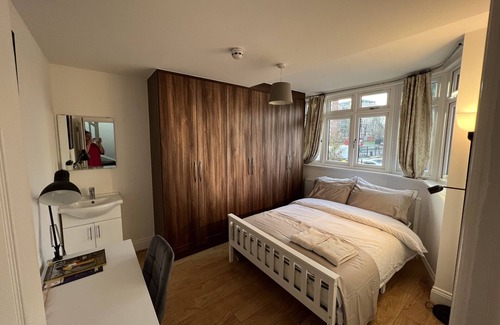Norwood Green House | Private Double Room Mins To Central w Elizabeth L.