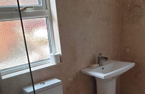 Wallasey House | Private Double Room with modern en-suite