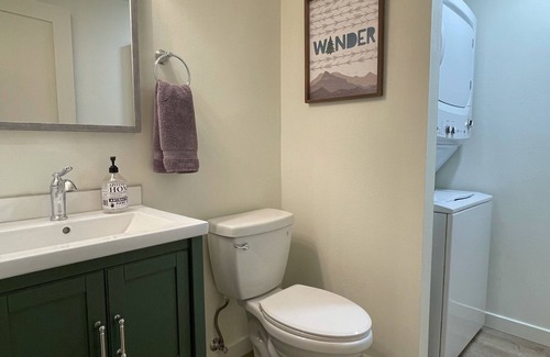 North Bend Cottage | Private downtown home VIEWS -OUTDOOR TUBS + Fire Pit