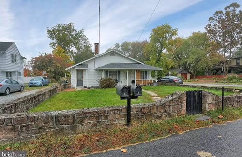 Stonybrook-Wilshire House | Private driveway in safe East York near the heart of York with access to plazas