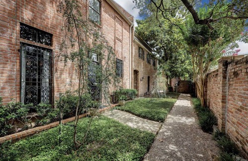 Uptown House | Private Elegant Tanglewood Houston Home