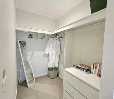 Melbourne House | Private Ensuite - Homestay near the Airport