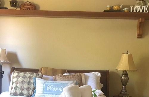 Moorpark Bed & Breakfast | PRIVATE ENTRANCE guest suite, jacuzzi bath, kitchenette, patio, hillsides.