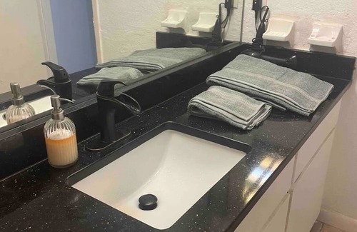 Gainesville Apartment | Private Entrance-Room w bath & kitchenette
