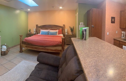 Encanto Apartment | ★Private Entry★King Bed★Affordable Comfort★Historic Neighborhood★Close to it all