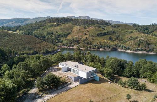 Guilhofrei Villa | Private Ermal lake and Gerês