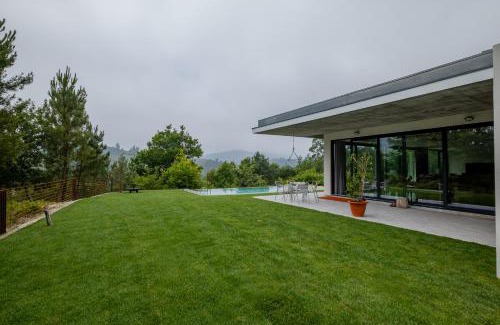 Guilhofrei Villa | Private Ermal lake and Gerês