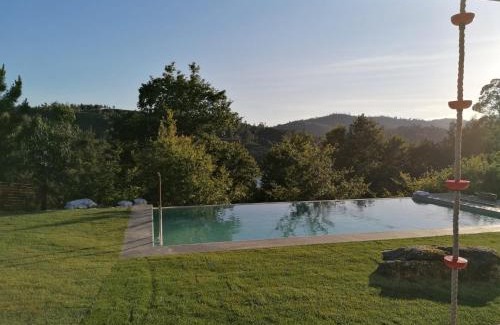 Guilhofrei Villa | Private Ermal lake and Gerês