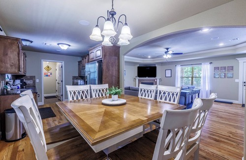 Bella Vista House | Private Escape near Back 40 & Blowing Spring Trails Fenced Yard Fire Pit Sleep 8