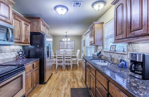 Bella Vista House | Private Escape near Back 40 & Blowing Spring Trails Fenced Yard Fire Pit Sleep 8