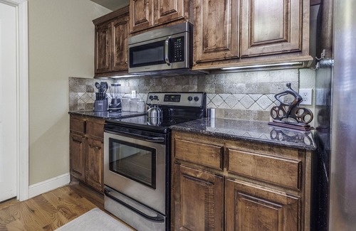 Bella Vista House | Private Escape near Back 40 & Blowing Spring Trails Fenced Yard Fire Pit Sleep 8