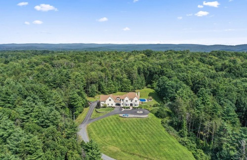 Town of Schodack House | Private Estate Pool Pets Nature Trails