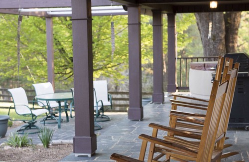 Thaxton House | Private Farmhouse w/Hot Tub and Fresh Eggs