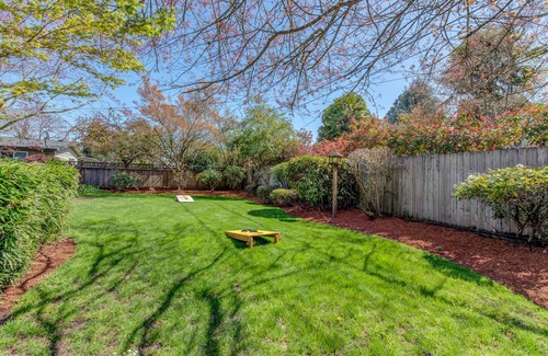 Harlow House | Private Fenced Backyard🌻 Near U of O 4 Miles—>Autzen🏈 Ping pong🏓 & Fun Toys