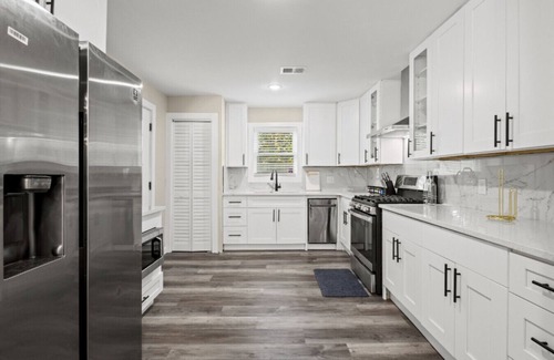 Atlanta Apartment | Private Fenced Yard Fireplace Free Parking