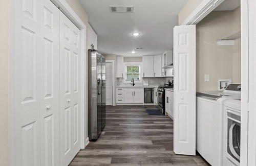 Atlanta Apartment | Private Fenced Yard Fireplace Free Parking