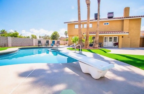 Villa Bonita Estates House | Private Full Bed, TV and shared bathroom C-106