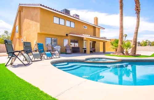 Villa Bonita Estates House | Private Full Bed, TV and shared bathroom C-106