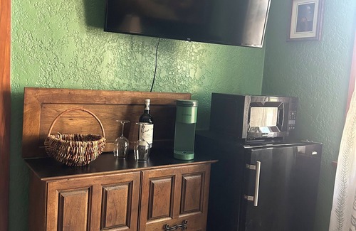 Silver Hill Apartment | 🏈🏀 Private Garden Suite in Historic Home - walk to UNM Football+Basketball!