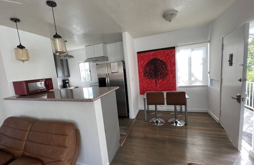 Carthay Circle Apartment | Private Gated Cozy 1 Bedroom/1 Bath Guesthouse