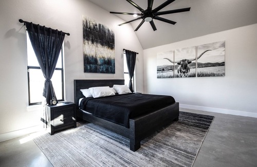 Lockhart House | Private gated modern farmhouse in the BBQ capitol of Texas!
