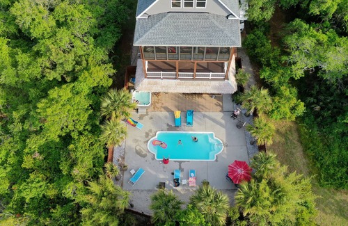 Sneads Ferry House | Private Getaway! Heated Pool, Hot Tub, & Tiki Bar! 5BD, 4.5BA, 5 min to beach!