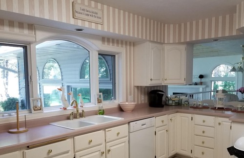 Brussels Cottage | Private getaway for large groups with firepit and view