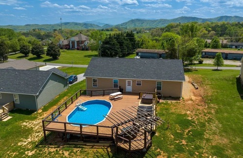 Sevierville House | Private Getaway Near Pigeon Forge with a Pool!