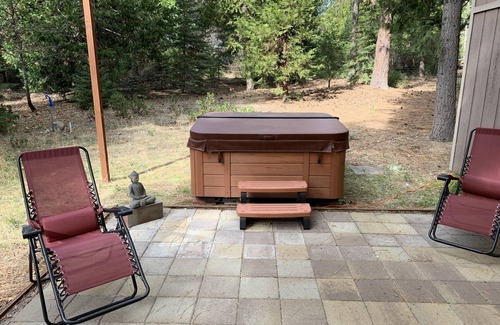 Mount Shasta House | Private Getaway on Beautiful Wooded 2 Acres w/Hot Tub; Modern Home Close to Town