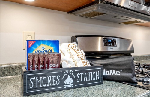 Sunday River Area Cabin | Private Getaway w/Views, Hot Tub + Games
