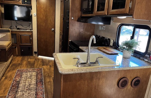 Canyon Lake House | Private glamping spot with lots of wildlife, hot tub and bird watching.