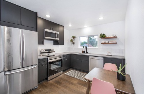 Cole Apartment | Private guest house, king bed, work-from-home friendly, fully equipped kitchen