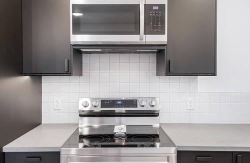 Cole Apartment | Private guest house, king bed, work-from-home friendly, fully equipped kitchen
