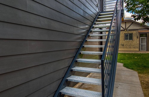 Cole Apartment | Private guest house, king bed, work-from-home friendly, fully equipped kitchen