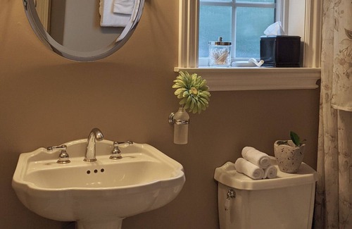 Gilroy House | Private guest suite with pool and stunning views