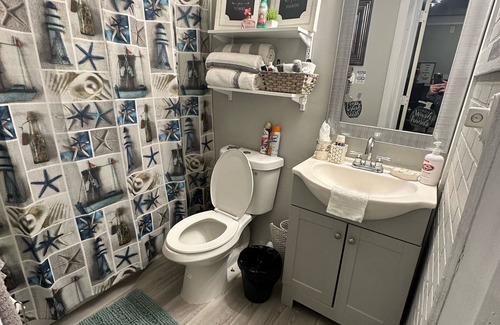 Spring House | Private guesthouse w/wash & dryer! Fully equipped! Min from IAH.Hablo español.