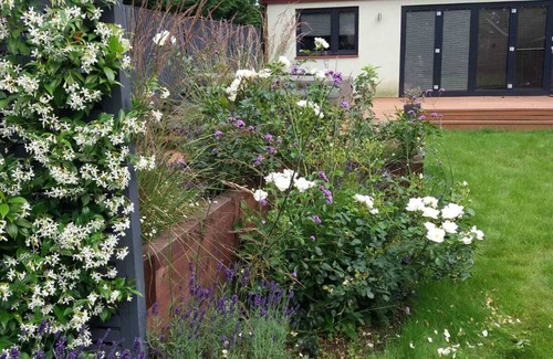 Runnymede Apartment | Private Guesthouse, with garden views and jacuzzi