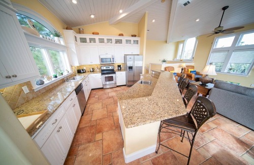 Plantation House | Private Heated Pool, Short Walk to Beach, Great Reviews, Dog Friendly